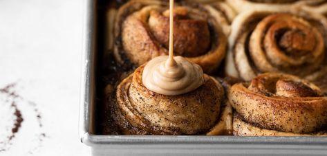 Tiramisu Cinnamon Rolls, Fluffy Pastry, Espresso Mascarpone, Mascarpone Icing, Tiramisu Recipes, Cafe Idea, Sweet Bread Rolls, Sweet Roll Recipe, Italian Dessert