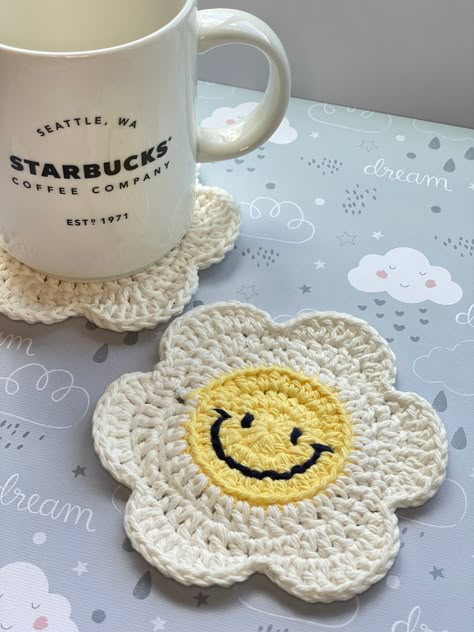 Free Beginners Guide: How to Crochet Cup Coasters Flower Coaster, Crochet Coaster Pattern, Crochet Coaster, Crochet Business, Crochet Decoration, Diy Crochet Projects, Crochet Coasters, Snowflake Designs, Free Crochet Patterns