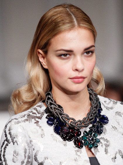 Oscar de la Renta Wavy Hair Behind Ears, Wavy Hair Tucked Behind Ears, Hair Iron Curls, Oscar Hairstyles, Hair Tuck, Hair Control, Beauty Advice, Spring Hairstyles, Formal Hairstyles