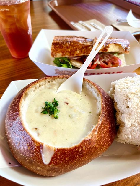 If you’re visiting San Francisco’s Pier 39, you must try the signature “clam chowder bread bowl” @ Boudin Bakery 😋 Clam Chowder Bread Bowl, Stuffed Seafood, Christmas In San Francisco, Pier 39, Lobster Bisque, Bread Bowl, Panera Bread, Fishermans Wharf, Soup Dinner