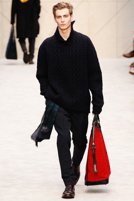 Black Runway, Men's Outfits, Man Black, Burberry Prorsum, Mens Fashion Fall, Sweater Style, Red Sweater, Menswear Fashion, Mens Fall