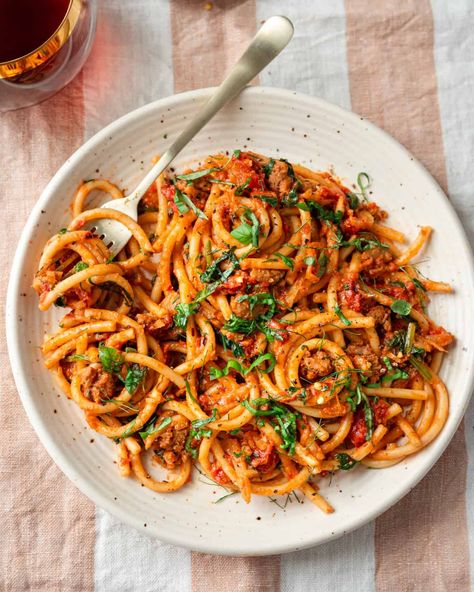 This 10-ingredient Sausage & Fennel Pasta with Crushed Tomato Sauce is a quick and easy vegan pasta dinner the whole family will love! Sausage And Fennel, Roasted Italian Sausage, Easy Vegan Pasta, Fennel Pasta, Sausage Spinach Pasta, Rainbow Plant Life, Bucatini Pasta, Lentil Bolognese, Fennel Sausage