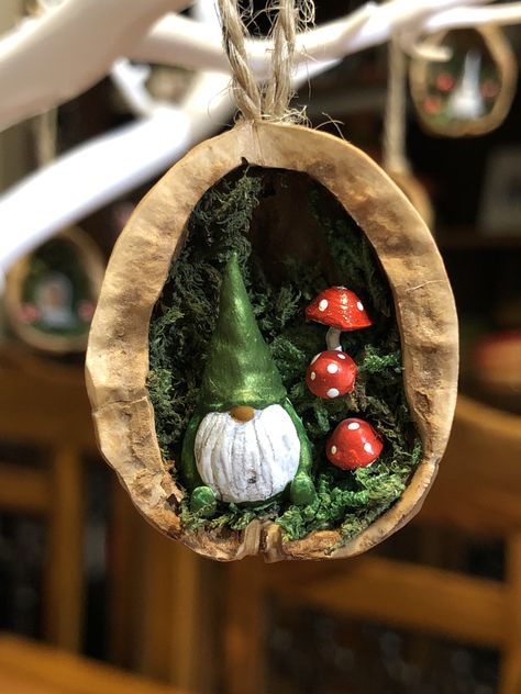 Walnut Shell Crafts Christmas, Walnut Shell Ornaments Diy Christmas, Walnut Shell Ornaments, Walnut Shell Crafts Fairy Houses, Walnut Ornaments, Walnut Diorama, Walnut Shell Mouse Ornament, Gilded Walnut Ornaments, Walnut Shell Diorama