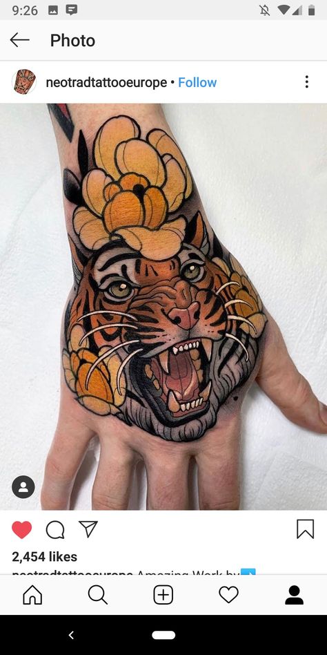 Traditional Tattoo Animals, Tiger Hand Tattoo, Trad Tattoos, Traditional Hand Tattoo, Neo Tattoo, Romantic Tattoo, Inspiration Tattoos, Tatuaje A Color, Modern Tattoos