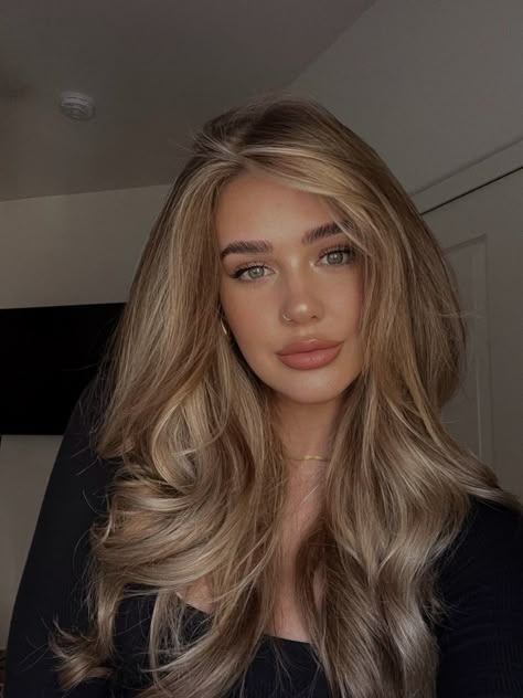 Fall Blowout Hair, Beige Toned Blonde Hair, Dark Blonde Hair Solid Color, Fall Light Blonde Hair, Blonde Hair For Light Olive Skin, Italian Blonde Hair, Gold Dark Blonde Hair, Neutral Cool Hair Color, Long Blonde Blowout