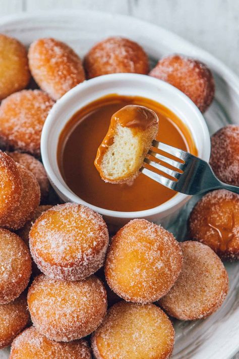 When you eat these you'll never know they're vegan. Soft and fluffy vegan donuts rolled in cinnamon sugar and dipped in your sauce of choice. The perfect bite-sized treat! Vegan Donut Holes, Donut Holes Recipe, Baked Donuts Easy, Donut Hole Recipe, Vegan Donuts, Donut Recipe, Donut Holes, Favorite Dessert Recipes, Delicious Donuts