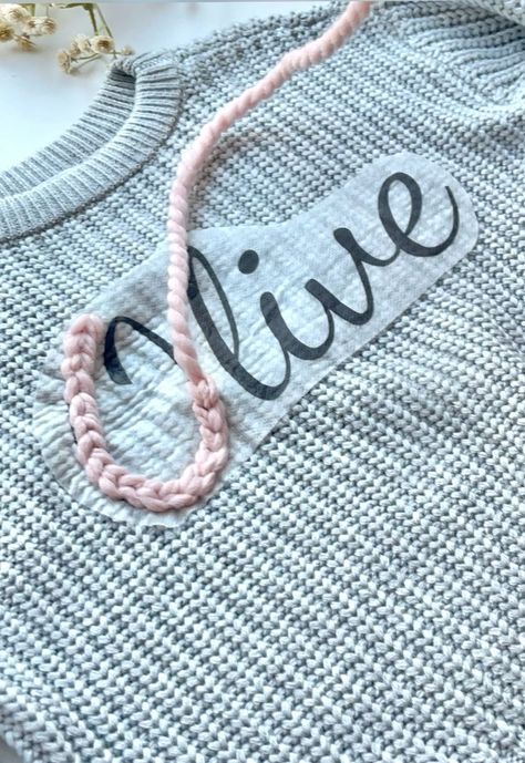 Embroidery Name Sweater, Embroidered Sweater Diy, Embroidery Sweater Diy, Embroidered Ideas, Sweatshirts Embroidery, How To Embroider Letters, Tutorial Embroidery, Baby Jumpers, Name Sweater