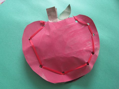 This apple craft can be done two ways, lacing it for older more dexterous children and simply using a stapler for younger kids and toddlers. Either way there is something I just love about apples made from brown craft paper or my low cost alternative – grocery bags! Preschool September, September Activities, September Crafts, Apple Preschool, School Kids Crafts, Farm Unit, Apple Activities, Apple Craft, Lace Diy