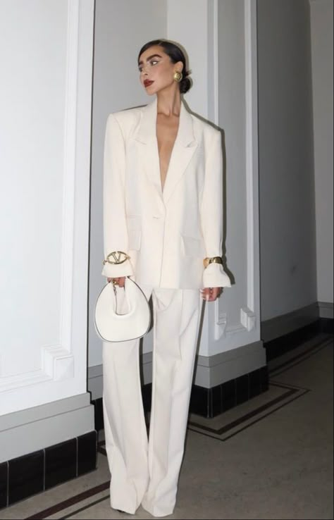 White Blazer Aesthetic, Women Suit Outfits Fashion, White Wedding Suit Women, White Suit Wedding Women, Cream Suit Women, Oversized White Blazer Outfit, White Oversized Blazer Outfit, Grand Opening Outfit, Bridal Suits For Women