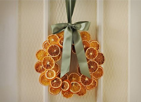 Dried Orange Wreath Julkransar Diy, Natural Christmas Decor, Simple Christmas Decor, Easy Christmas Decorations, Navidad Diy, Natural Christmas, Christmas Wreaths Diy, Homemade Christmas, Christmas Deco