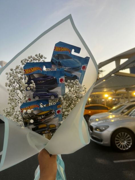 Hotwheel Gifts, Car Guy Presents, Car Bouquet For Boyfriend, Hot Wheels Bf Gift, Cute Bf Gift Ideas For Him, Valentine For Boys, Car Birthday Gift Ideas, Car Gifts For Him, Diy Car Gifts For Him