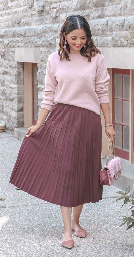 Chic Church Outfits, Burgundy Skirt Outfit, What To Wear To Church, Outfits Amazon, Pleated Skirt Outfit, Pink Berry, Burgundy Skirt, Blogger Outfits, Modest Wear