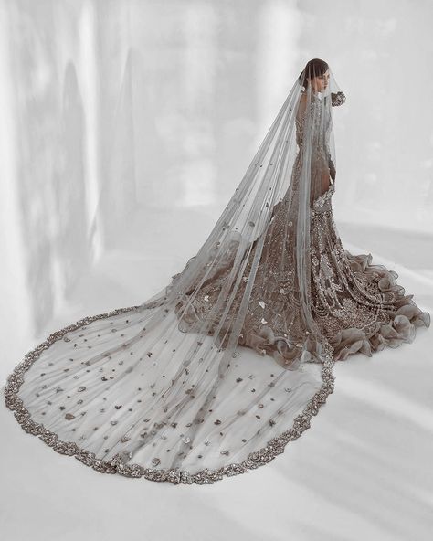 Indian Wedding Veil Brides, White Pakistani Bridal Dress, Indian Bridal Veil, Indian Veil, Shaadi Lehenga, Nikkah Dupatta, Define Happiness, Sunday Wedding, Latest Bridal Lehenga Designs