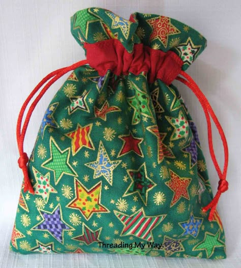 Christmas Gift Bags To Sew, Drawstring Bag Tutorials, Drawstring Bag Pattern, Sewing Christmas Gifts, Treasure Bag, Christmas Sewing Projects, Wrapping Presents, Easy Christmas Gifts, Trendy Sewing