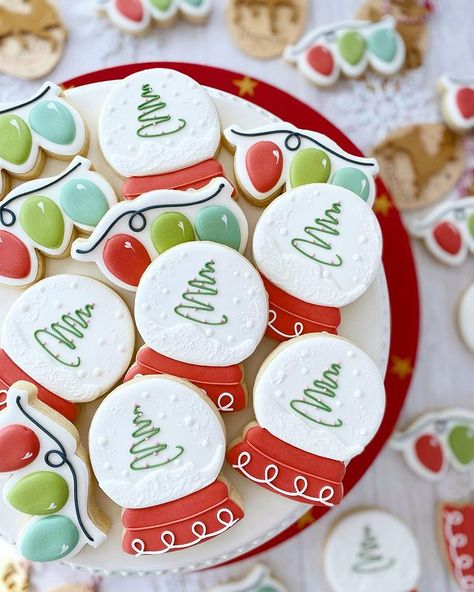 Snowglobe Sugar Cookies Decorated, Snowglobe Cookies Decorated, Snow Globe Cookies Decorated, Christmas Iced Cookies, Snow Globe Cookie, Snowglobe Cookies, Cookie Gram, Sugar Cookie Royal Icing, Fondant Cookies