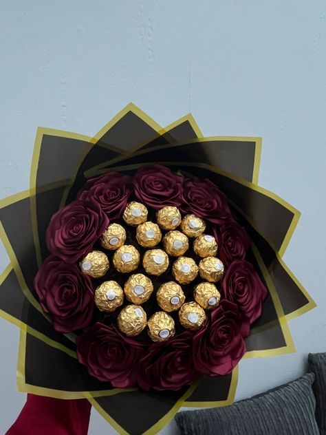 #bouquet #roses #aesthetic  #chocolate #viralpost #fashion Ribbon Roses With Chocolate, Rose And Chocolate Bouquet, Bouquet Roses Aesthetic, Chocolate Rose Bouquet, Aesthetic Chocolate, Iphone Case Handmade, Bouquet With Roses, Roses Aesthetic, Bouquet Roses