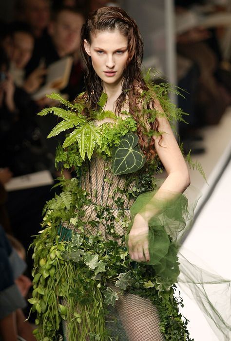 Green Flower Dress, Botanical Fashion, Flower Costume, Theme Nature, Hair Wreaths, Net Dress, Nature Dress, Corset Style Tops, Theme Dress