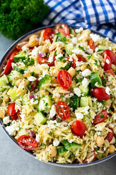 Orzo With Vegetables, Orzo Salat, Salad Mediterranean, Salad Greek, Mediterranean Orzo, Orzo Dishes, Greek Orzo, Tiny Pasta, Greek Orzo Salad