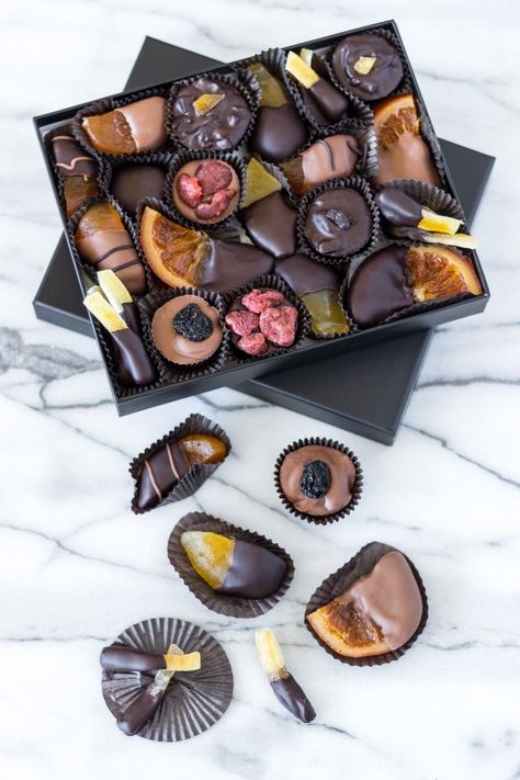 Compartes Chocolate Dipped Fruit Chocolate Dipped Apricots, Brze Torte, Fruit Dip Recipe, Homemade Chocolate Bars, Fruit Dips Recipes, Chocolate Dipped Fruit, Chocolate Covered Fruit, Chocolate Fruit, Premium Chocolate