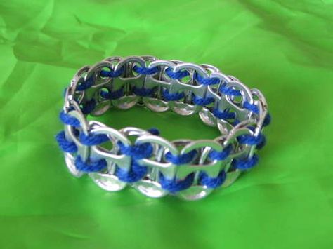 How to make soda pop tab bracelets (and belts). Shoe laces also work instead of yarn and you can get some cool designs Can Tab Bracelet, Soda Tab Bracelet, Pop Tab Bracelet, Tab Bracelet, Soda Tab Crafts, Pop Can Tabs, Summer Camp Art, Can Tab Crafts, Soda Can Tabs