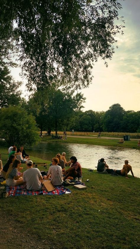 Picnic By The River, Cute Picnic With Friends, Picnic Park Aesthetic, Summer Picnic Aesthetic Friends, Picnic In Forest, Picnic With Friends Aesthetic, Park Picnic Aesthetic, Friends Picnic Aesthetic, City Summer Aesthetic