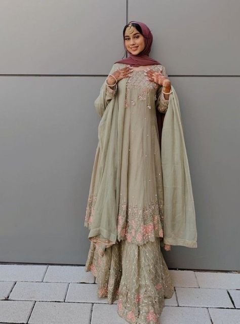 Sharara With Hijab, Hijab Traditional Outfit, Hijab Fashion For Wedding, Hijab Ideas How To Wear, Hijabi Desi Outfit, Desi Hijabi Outfits, Pakistani Dress Design For Wedding, Hijabi Dress Outfits, Desi Wedding Outfits