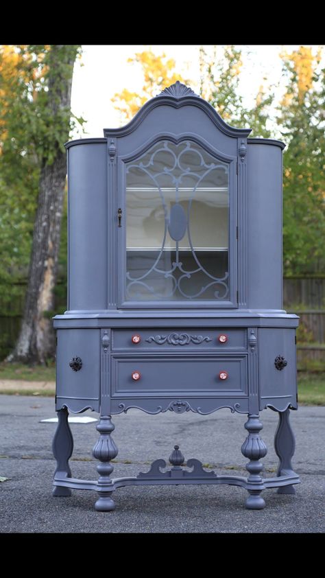 Antique White Sherwin Williams, Painted Hutch Ideas, Painted Ideas, Furniture Painting Tutorial, Chalk Paint Furniture Diy, Antique Buffet, Furniture Flips, Chalk Painting, China Cabinets