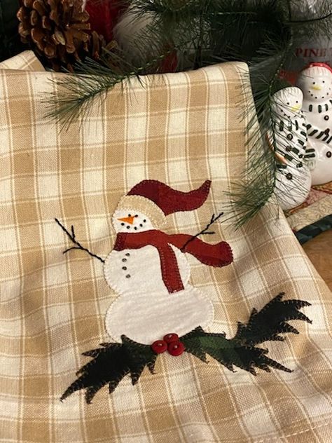 Snowman Applique, Marshmallow Snowman, Applique Pillows, Snowman Design, Doodle Design, Christmas Applique, Holly Berry, Towel Pattern, My Sewing Room