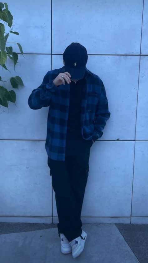 Purple Flannel Outfit Men, Blue Flannel Outfits Men Streetwear, Zumiez Outfits Men, Blue Flannel Shirt Outfit, Dark Green Flannel Outfit, Flanel Outfit Aesthetic Man, Black And Blue Outfit Men, Flannel Shirt Outfits Men, Flannel Fits Men