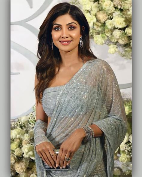 ♥️𝓢𝒉𝓲𝒍𝞺𝓪 𝓢𝓱𝓮𝓽𝓽𝔂 𝓕𝓪𝓷 𝓟𝓪𝓰𝓮♥️ (@shilpa.shetty_world) • Instagram photos and videos Shilpa Shetty Saree, Shilpa Shetty Photo, Side Part Hairstyles, Hindi Actress, Turkish Women Beautiful, Shilpa Shetty, Indian Actress Hot Pics, Beautiful Smile Women