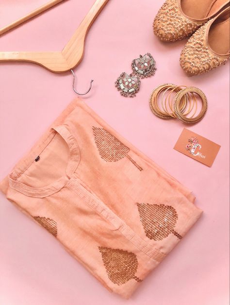 Traditional flatlay - Indian Kurti photography with matching bangles, juttis and silver oxydised earrings! #indianflatlay #flaylayindia #indiankurti #kurtilover #kurti #kurtishoot Indian Clothes Photography, Kurti Flatlay Photography, Kurti Product Photography, Indian Clothing Photography, Fashion Flatlay Photography, Indian Product Photography, Clothing Brand Product Photography, Kurti Shoot Ideas, Saree Flatlay Photography