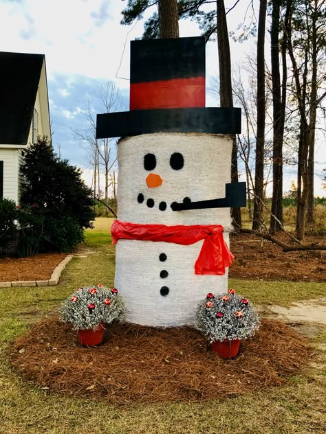 Round Bale Christmas Decorations, Haybale Decorating Christmas, Haybale Christmas Decorations, Haybale Christmas Ideas, Farm Christmas Decor Outdoor, Round Hay Bale Decorating Ideas Christmas, Snowman Hay Bale, Hay Bale Snowman, Hay Bale Decorating Ideas Christmas