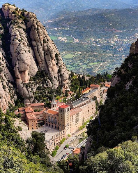 Monserrat Spain, Ancient Houses, Visit Barcelona, Your Crazy, Beautiful Cities, Cities In Europe, Your Amazing, Most Beautiful Cities, Spain Travel