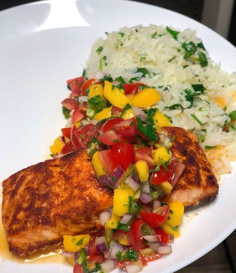 Zucchini Squash Recipes, Rice With Salmon, Salmon Brown Rice, Salmon With Mango Salsa, Rice Salmon, Salmon With Mango, Mango Rice, Mango Salsa Salmon, Pescatarian Diet