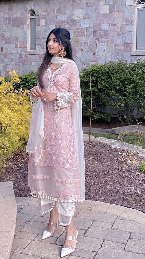 Karachi Dresses Suits, Aesthetic Pakistani Suits, Pakistani Eid Dress Ideas, Party Wear Suits For Women Indian, Eid Clothes Pakistani, Casual Desi Outfits, Eid Suits, Eid Outfits Pakistani, Desi Fits