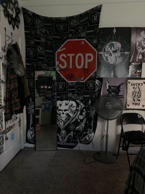 Down Town Bedroom Aesthetic, Graffiti Room Decor, Emo Room Ideas, Styl Emo, Room Graffiti, Grunge Room Ideas, Emo Room, Punk Room, Graffiti Aesthetic