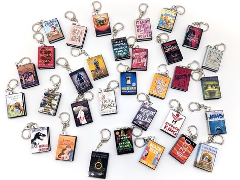 All keychain books are 1'' by 1.5''  We use glossy stickers that we then laminate for extra protection and durability on black 3D-printed covers with white pages.  These books DO NOT OPEN.   1️⃣Please leave me a message in the personalization box OR email smallbooks3d @ gmail.com with your list of titles and/or a link to your Goodreads page.   2️⃣If you have a particular cover version you prefer for a book, please make sure to let me know.   3️⃣I will send you a PDF preview before printing your Mini Book Keychain, Christmas Gifts For Book Lovers, Book Keychain, Presents For Book Lovers, Book Club Gifts, Bookish Crafts, Gifts For Book Lovers, Book Lovers Gift Basket, Book Themed Crafts