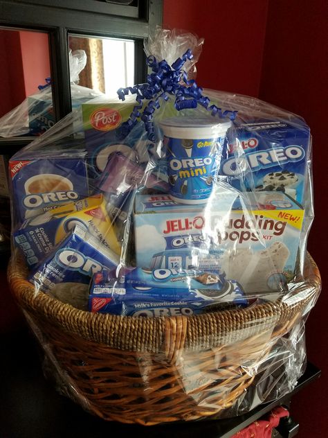 Oreo Lovers Gift Raffle Basket Snack Raffle Basket Ideas, Oreo Gift Basket, Oreo Gift Ideas, Gift Basket Ideas For Friends, Basket Ideas For Friends, Diy Christmas Gift Basket Ideas, Raffle Fundraiser, Silent Auction Gift Basket Ideas, Raffle Gift Basket Ideas