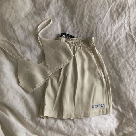 Clothes on the bed #aesthetic Bed Aesthetic, Hip Hop Party, Mode Inspo, Instagram Inspo, 가을 패션, Mode Vintage, Looks Style, Mode Inspiration, Style Outfits