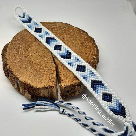 Bracelet Patterns Easy, جوني ديب, Diy Friendship Bracelet, Diy Bracelets With String, String Bracelet Patterns, Arrow Feather, Yarn Bracelets, Friendship Bracelet Patterns Easy, Cute Friendship Bracelets