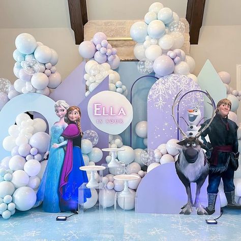 Elsa Balloon Decoration, Frozen Birthday Theme Decorations, Modern Frozen Birthday Party, Frozen Backdrop Ideas, Frozen Themed Birthday Party Decoration, Frozen Decoration Ideas, Frozen Birthday Backdrop, Frozen Birthday Decor, Frozen Party Backdrop