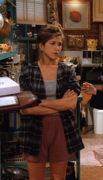 Black check oversized shirt, grey cami strappy crop top, rust oversized high waist shorts, cream thick socks, ring, hair in clip Fringe out, stud earrings Friends Rachel Outfits, Jennifer Aniston 90s, Estilo Rachel Green, Friends Season 1, Rachel Green Style, Rachel Green Outfits, Hair Clips 90s, Rachel Friends, Jennifer Aniston Style