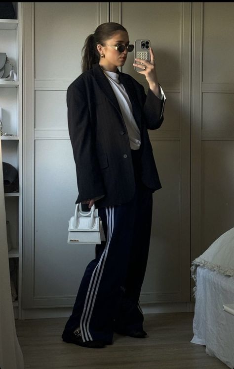 Adidas Track Pants Outfit Winter, Black Adidas Pants Outfits, Adidas Firebird Pants Outfit, Adidas Trousers Outfit, Adidas Outfit Aesthetic, Track Pants Outfit Women, Adidas Pant, Adidas Track Pants Outfit, Adidas Pants Outfit