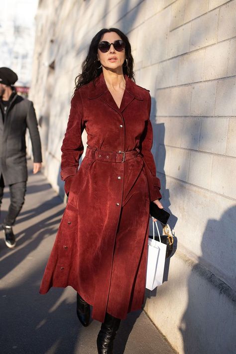 Italian capsule wardrobe: tailored coat Italian Capsule Wardrobe, Italian Style Fashion Women, Italian Chic, Fall Wardrobe Staples, Italian Dress, Italian Women, Fall Capsule Wardrobe, Monica Bellucci, High Waisted Trousers