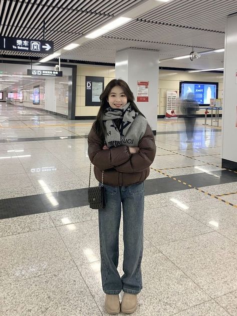 Cold Outfits Aesthetic Korean, Cropped Jacket Winter Outfit, Winter Outfits In Japan, Winter Japanese Fashion, Winter Fits Korean, Japan Fits Winter, Winter Asian Outfits, Japan Outfits Winter, Korean Casual Outfits Winter