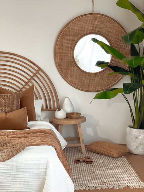 Bali Inspired Apartment, Rattan Bedroom Aesthetic, Neutral Minimalist Boho Bedroom, Rattan Bedroom Decor, Boho Rattan Bedroom, Bali Inspired Bedroom, Rattan Headboard Bedroom Ideas, Rattan Bedroom Ideas, Rattan Bedroom