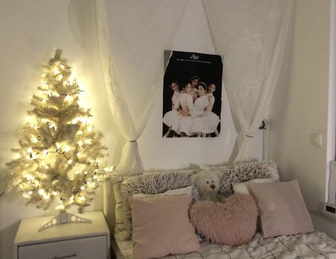 Coquette Winter Bedroom, Coquette Christmas Bedroom, Coquette Christmas Room, Christmas Pic, Winter Bedroom, Girly Christmas, Coquette Christmas, Pink Room Decor, Snowflake Cookies