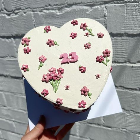 PERTH CAKE COLLECTIVE on Instagram: "I cannot with these teeny tiny piped daisy bunches 🥹" 23 Vintage Cake, Cake Ideas 23rd Birthday, Tiny Cake Design, 23 Rd Birthday Cake, Cute 23rd Birthday Cakes, Cake For 24th Birthday Girl, 27th Birthday Ideas For Women Cake, Individual Birthday Cakes Ideas, Birthday Cake For 23 Year Old Women