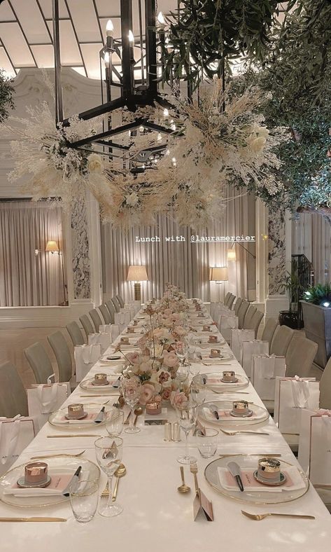 Elegant Bridal Shower Table Decor, Bridal Shower Aesthetic Ideas, Bridal Shower Luxury, Aesthetic Bridal Shower Decor, Bridal Shower Ideas Aesthetic, Traditional Bridal Shower Ideas, Luxury Bridal Shower Ideas, Bridal Shower Venue Ideas, Indoor Bridal Shower Ideas