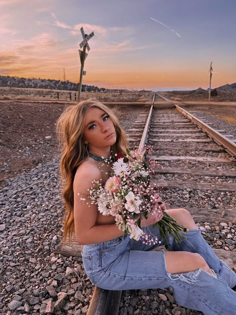 Western Spring Senior Pictures, Last Minute Photoshoot Ideas, Fall Senior Picture Ideas Outfits Country, Fun Senior Photoshoot Ideas, Sr Pictures Ideas, Cute Western Pictures Photo Ideas, Western Insta Pics, Cute Spring Photoshoot Ideas, Outdoors Senior Pictures